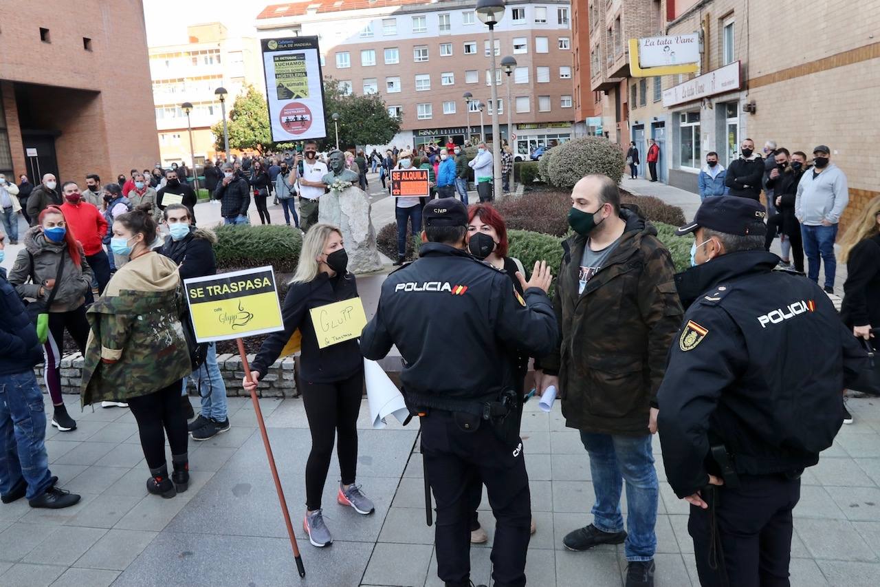 Los participantes en la protesta han marchado por las aceras hasta el centro de Gijón, después de que Delegación del Gobierno les prohibiera la manifestación. Durante la marcha, han recibido el apoyo de vecinos y otros colectivos también afectados por las medidas del Gobierno, como los repartidos de bebida.
