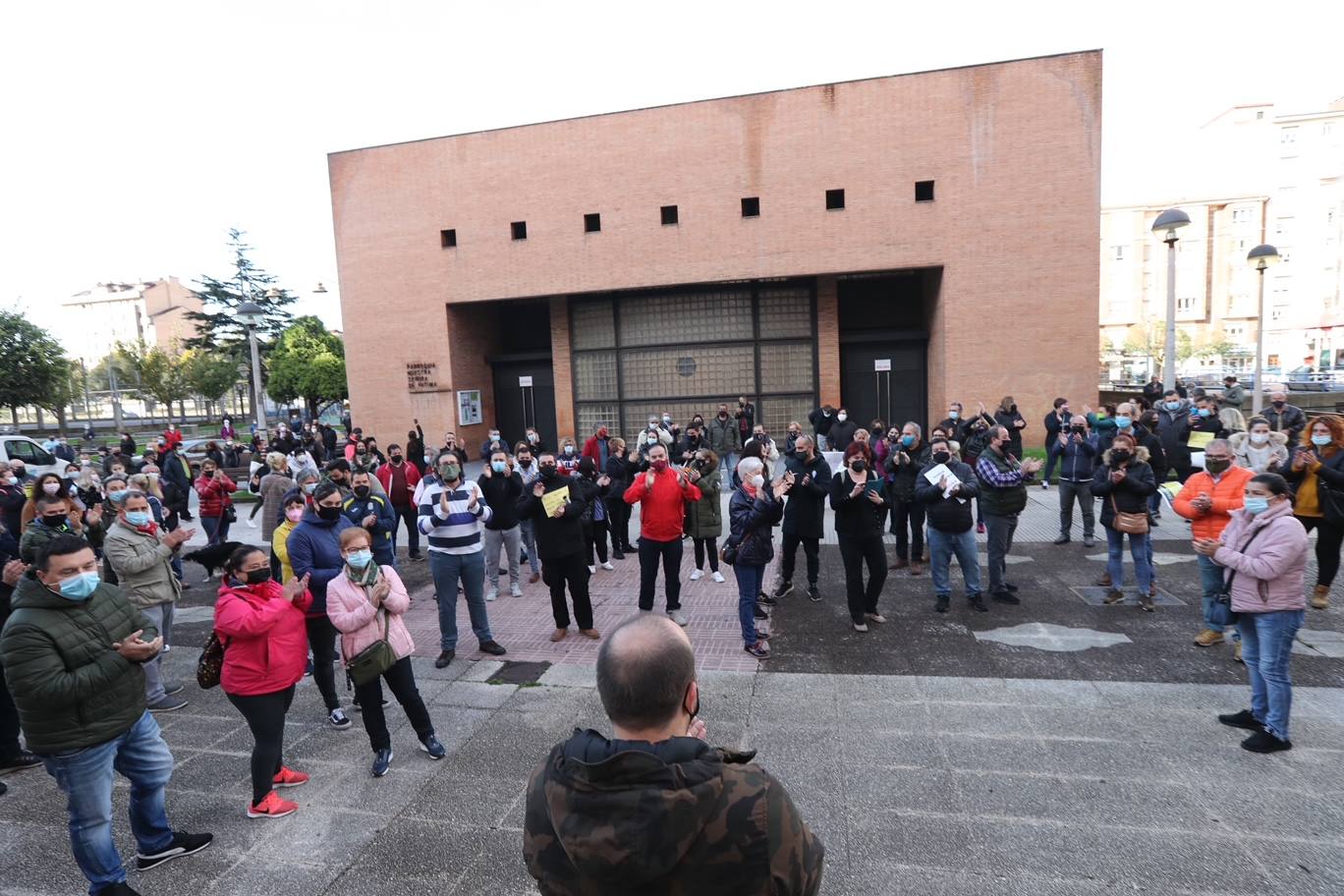 Los participantes en la protesta han marchado por las aceras hasta el centro de Gijón, después de que Delegación del Gobierno les prohibiera la manifestación. Durante la marcha, han recibido el apoyo de vecinos y otros colectivos también afectados por las medidas del Gobierno, como los repartidos de bebida.