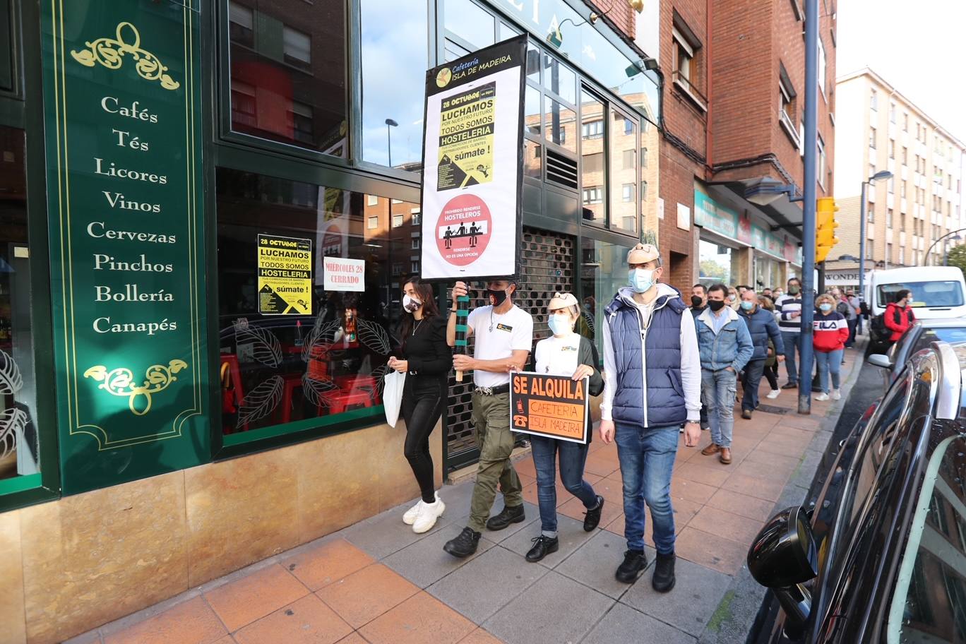 Los participantes en la protesta han marchado por las aceras hasta el centro de Gijón, después de que Delegación del Gobierno les prohibiera la manifestación. Durante la marcha, han recibido el apoyo de vecinos y otros colectivos también afectados por las medidas del Gobierno, como los repartidos de bebida.