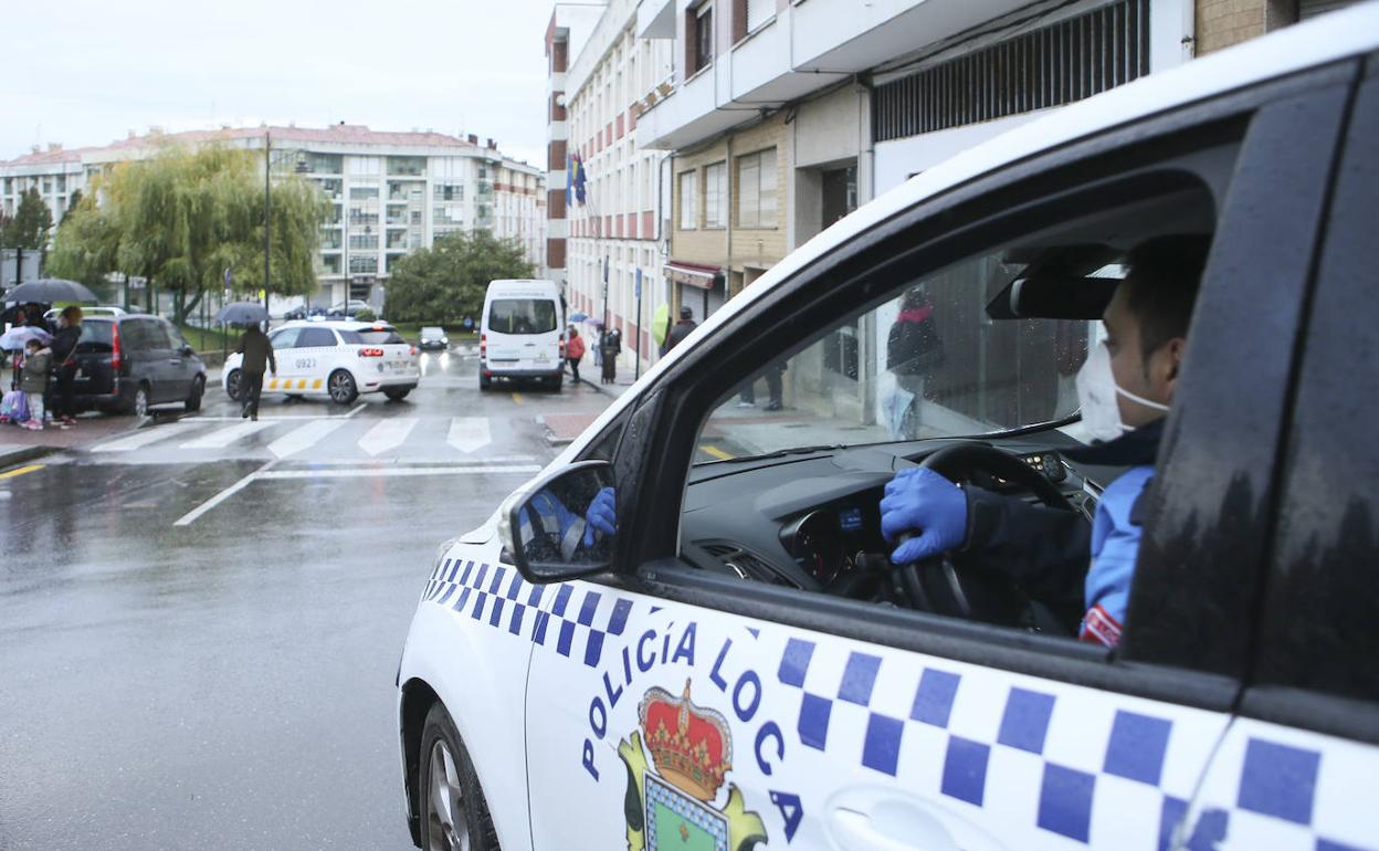 La Policía de Siero propone dos sanciones a los siete ocupantes de un bajo privado y a un bar de la Pola