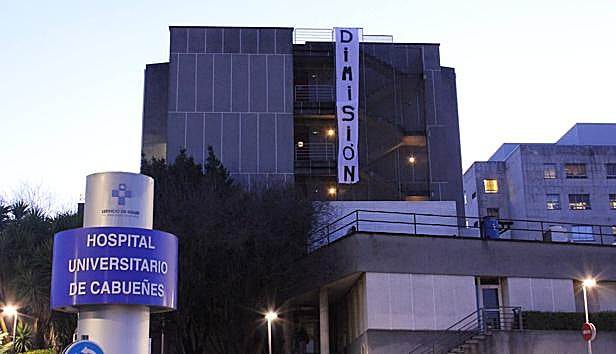 Pancarta desplegada este miércoles en la fachada del Hospital de Cabueñes.