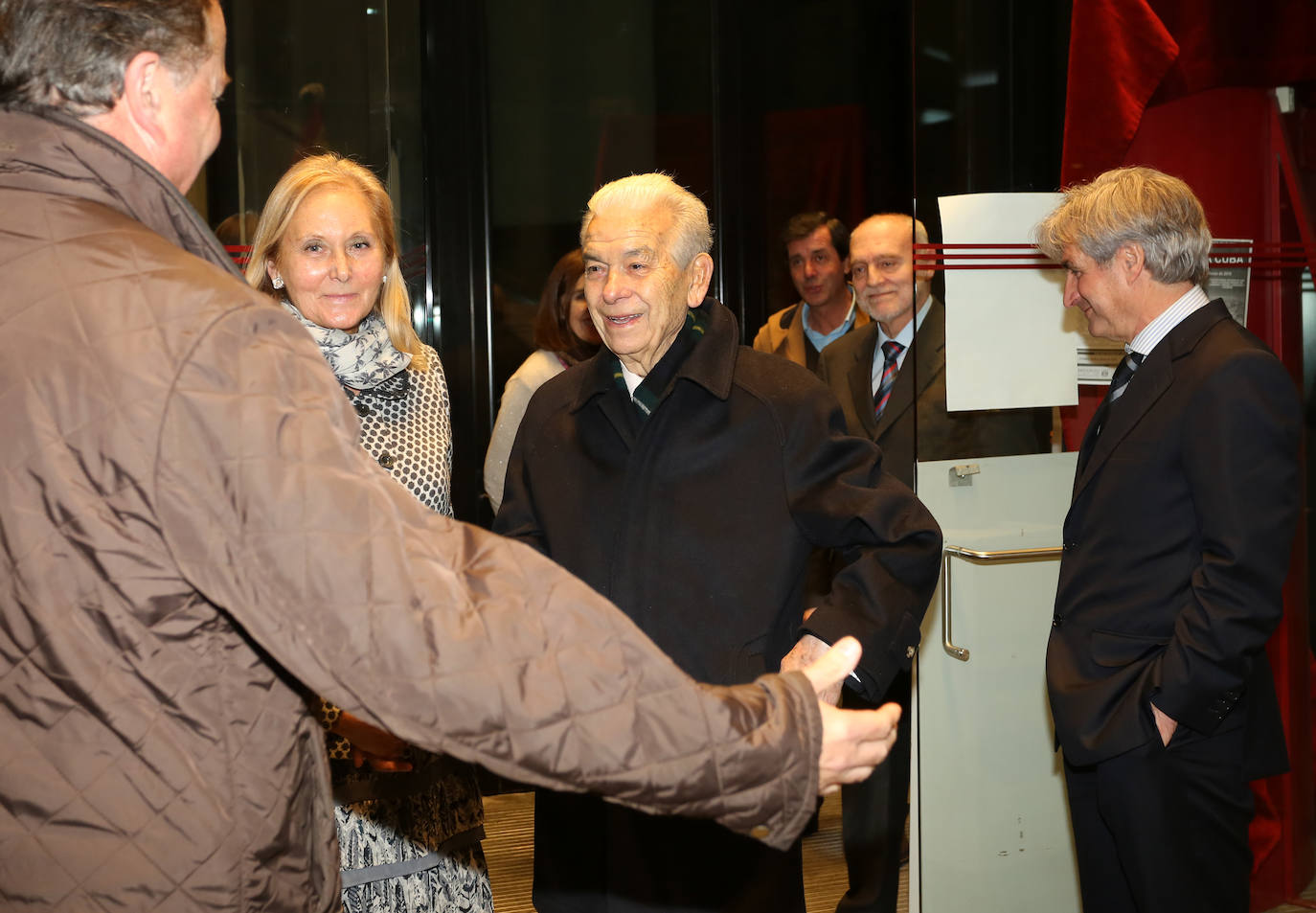 José Antonio Hevia Corte ha fallecido este jueves a los 88 años. Fue socio de Esmena, fundador de Ideas en Metal y presidente de honor de Esnova Racks. También fue relevante su actividad como mecenas y benefactor del Ateneo Jovellanos de Gijón. Precisamente, esta entidad (a la que donó su biblioteca de arte e historia de Asturias) le rindió tributo hace tres años por su entrega a la ciudad, que le homenajea con una calle. 