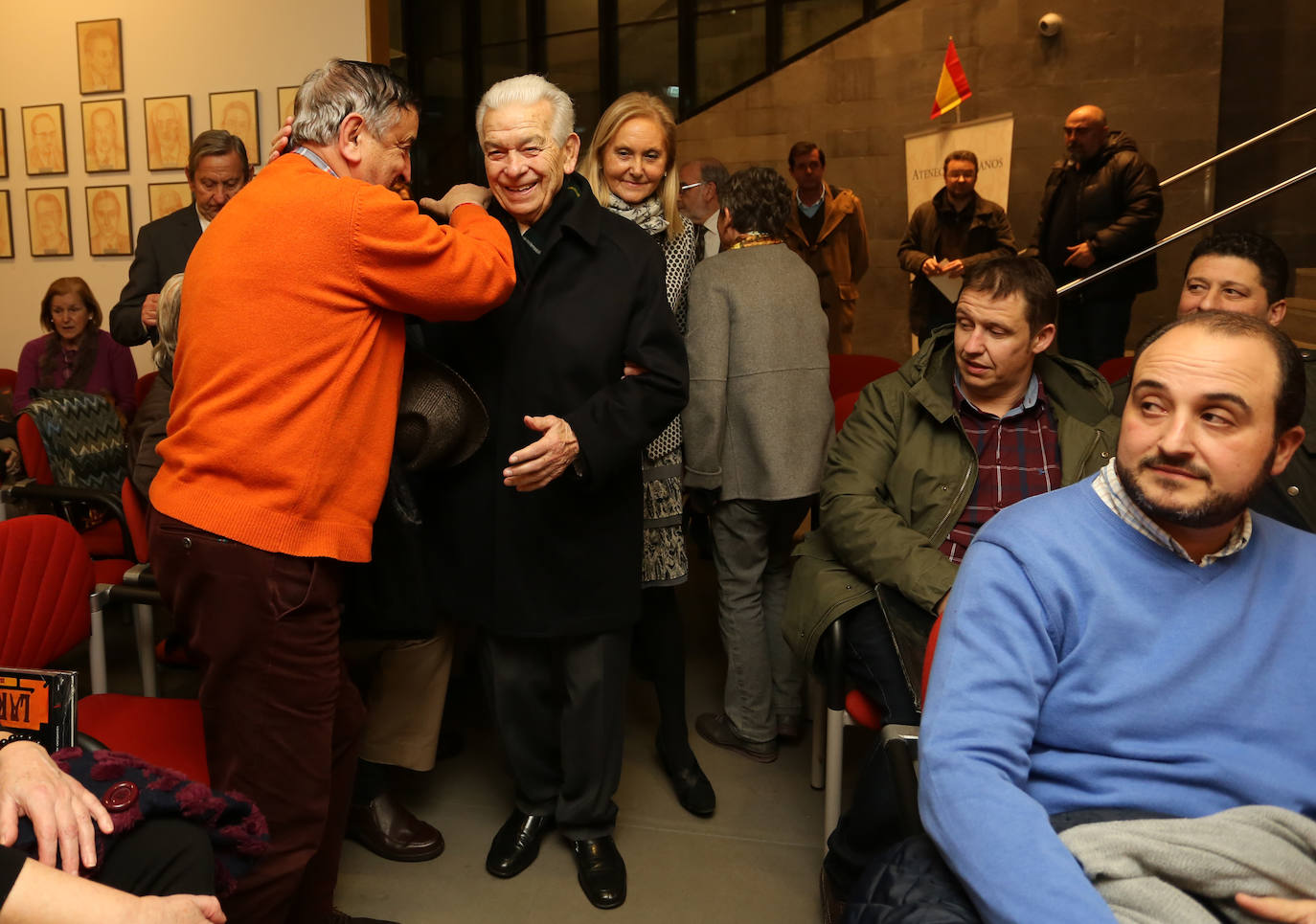 José Antonio Hevia Corte ha fallecido este jueves a los 88 años. Fue socio de Esmena, fundador de Ideas en Metal y presidente de honor de Esnova Racks. También fue relevante su actividad como mecenas y benefactor del Ateneo Jovellanos de Gijón. Precisamente, esta entidad (a la que donó su biblioteca de arte e historia de Asturias) le rindió tributo hace tres años por su entrega a la ciudad, que le homenajea con una calle. 