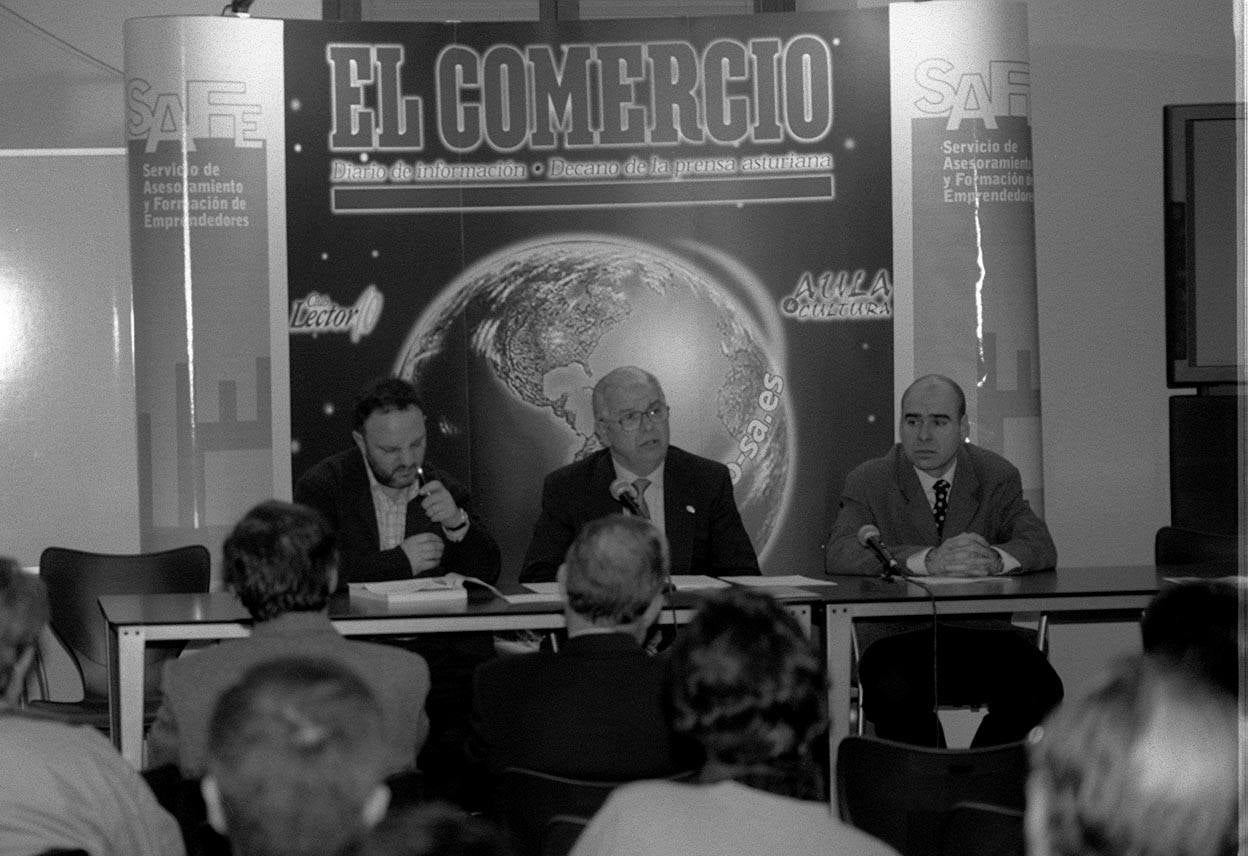 José Antonio Hevia Corte ha fallecido este jueves a los 88 años. Fue socio de Esmena, fundador de Ideas en Metal y presidente de honor de Esnova Racks. También fue relevante su actividad como mecenas y benefactor del Ateneo Jovellanos de Gijón. Precisamente, esta entidad (a la que donó su biblioteca de arte e historia de Asturias) le rindió tributo hace tres años por su entrega a la ciudad, que le homenajea con una calle. 