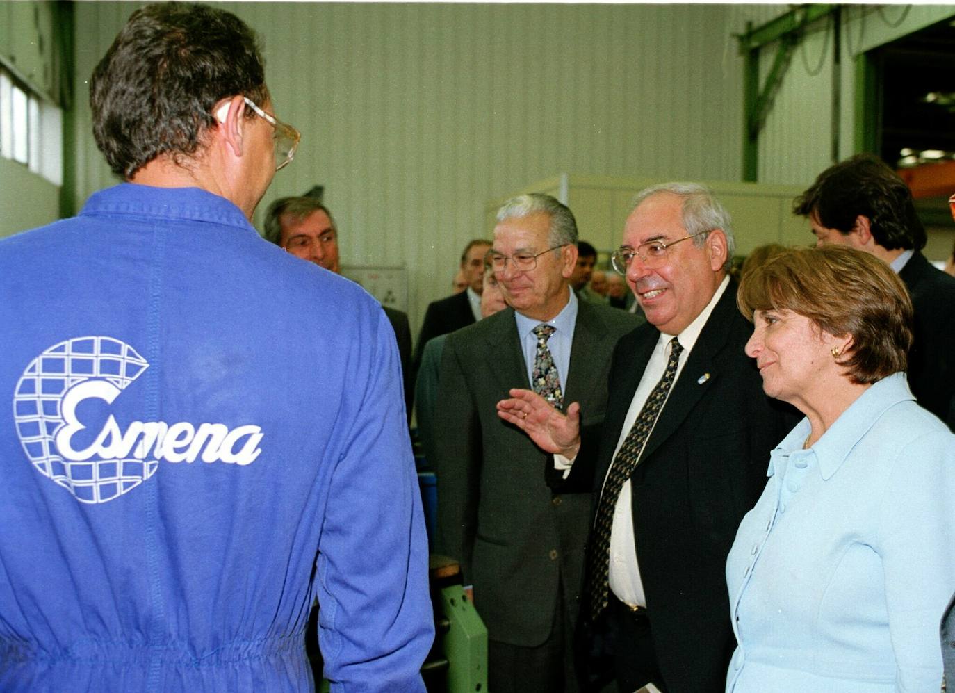 José Antonio Hevia Corte ha fallecido este jueves a los 88 años. Fue socio de Esmena, fundador de Ideas en Metal y presidente de honor de Esnova Racks. También fue relevante su actividad como mecenas y benefactor del Ateneo Jovellanos de Gijón. Precisamente, esta entidad (a la que donó su biblioteca de arte e historia de Asturias) le rindió tributo hace tres años por su entrega a la ciudad, que le homenajea con una calle. 