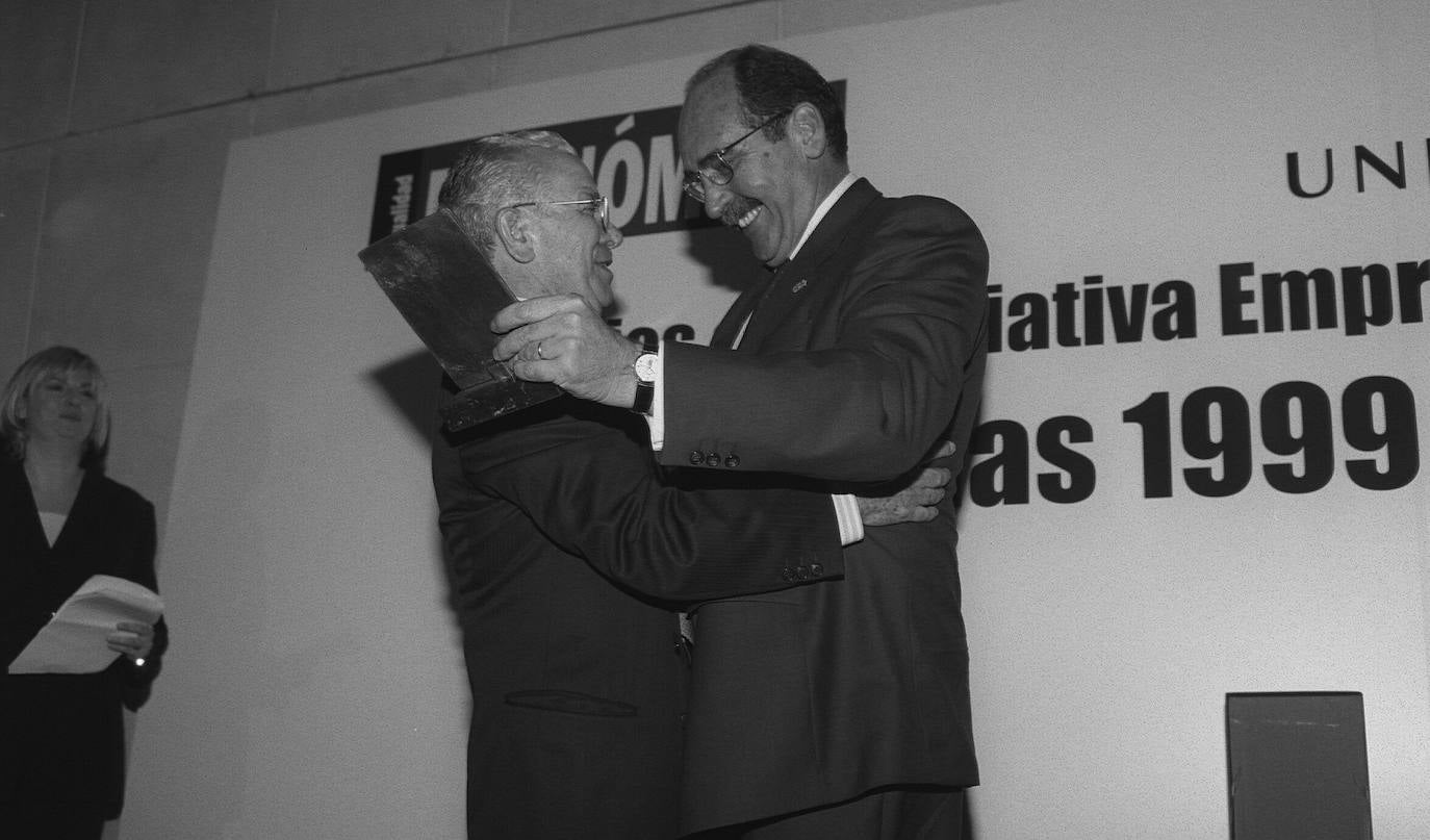 José Antonio Hevia Corte ha fallecido este jueves a los 88 años. Fue socio de Esmena, fundador de Ideas en Metal y presidente de honor de Esnova Racks. También fue relevante su actividad como mecenas y benefactor del Ateneo Jovellanos de Gijón. Precisamente, esta entidad (a la que donó su biblioteca de arte e historia de Asturias) le rindió tributo hace tres años por su entrega a la ciudad, que le homenajea con una calle. 