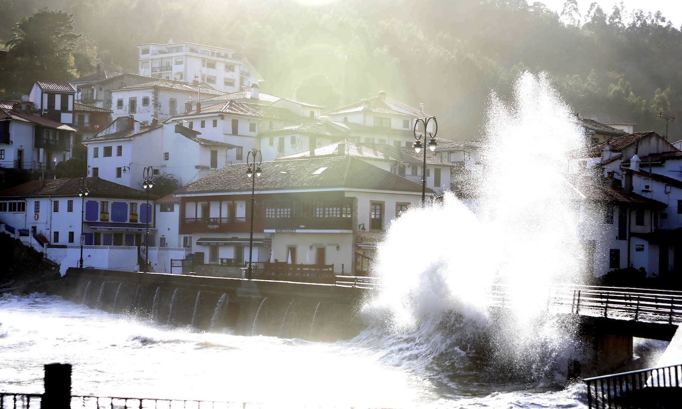 El fuerte oleaje registrado este jueves en Asturias levantó mucha expectación. Muchos curiosos se acercaron hasta la costa para comprobar olas de hasta siete metros. En algunos lugares del Principado llegaron a provocar daños en embarcaciones
