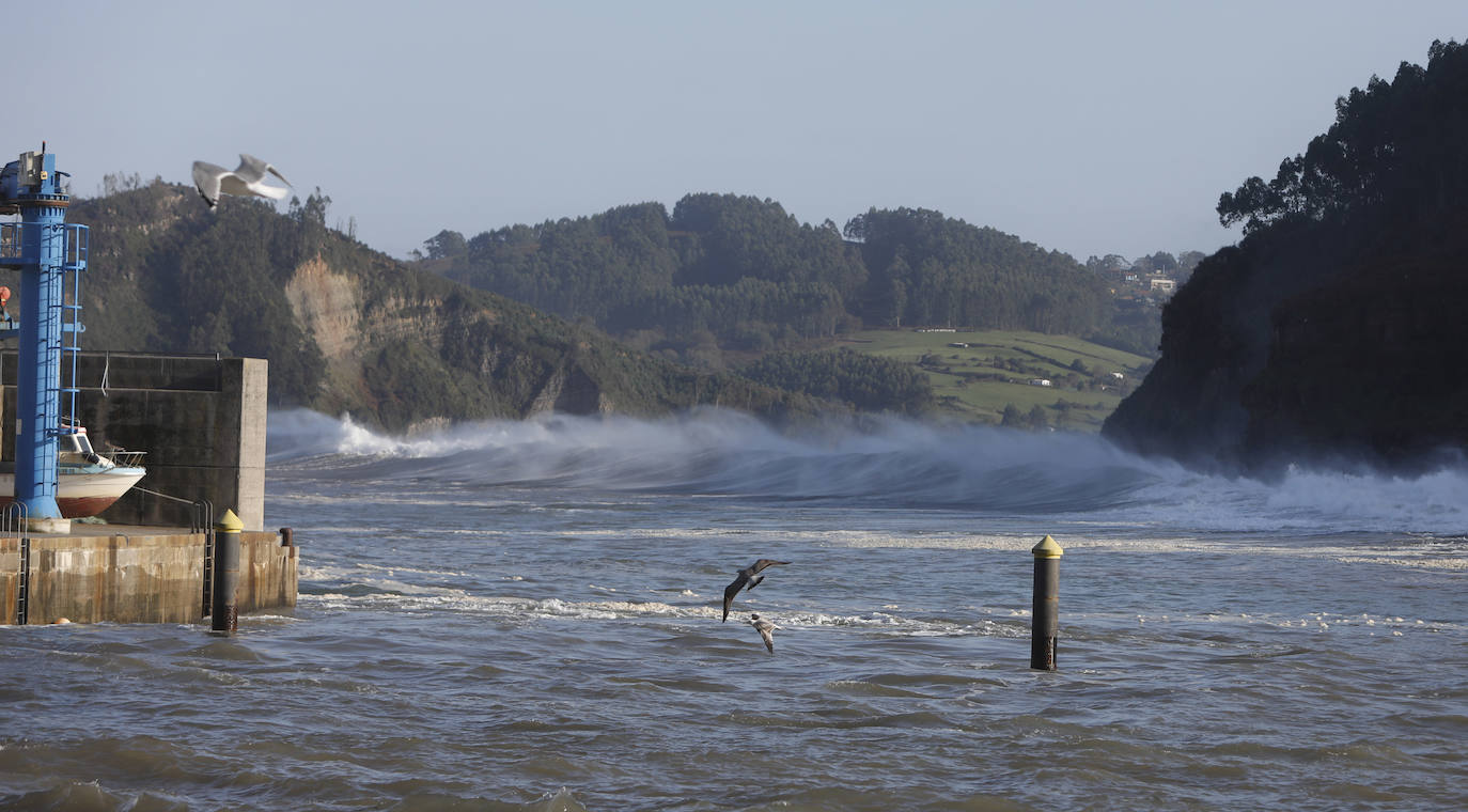 El fuerte oleaje registrado este jueves en Asturias levantó mucha expectación. Muchos curiosos se acercaron hasta la costa para comprobar olas de hasta siete metros. En algunos lugares del Principado llegaron a provocar daños en embarcaciones