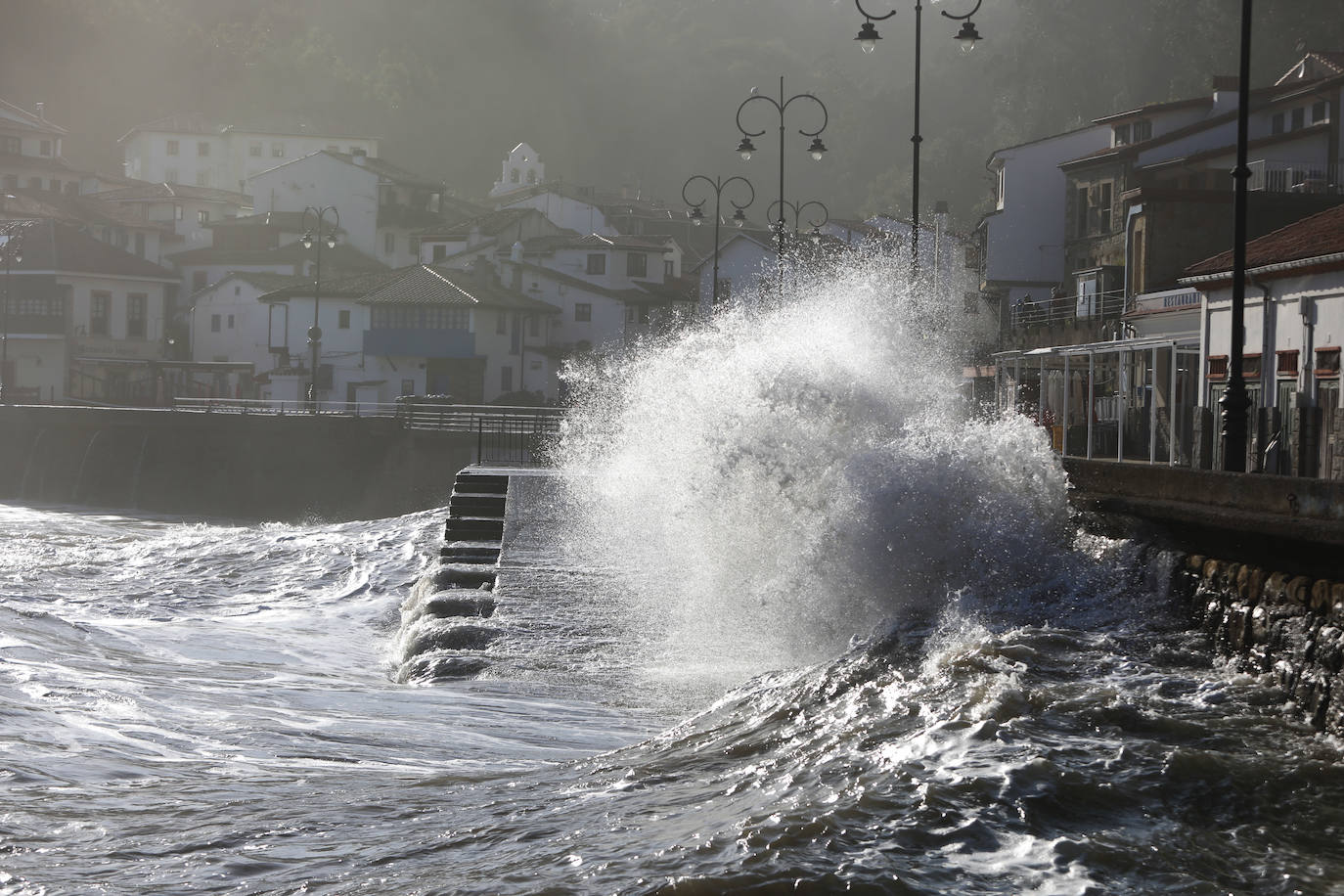 El fuerte oleaje registrado este jueves en Asturias levantó mucha expectación. Muchos curiosos se acercaron hasta la costa para comprobar olas de hasta siete metros. En algunos lugares del Principado llegaron a provocar daños en embarcaciones