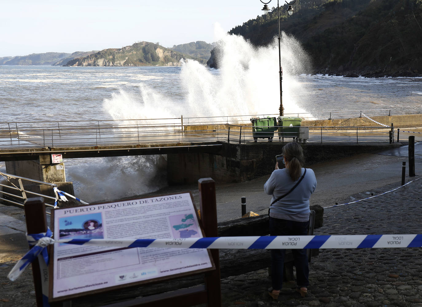 El fuerte oleaje registrado este jueves en Asturias levantó mucha expectación. Muchos curiosos se acercaron hasta la costa para comprobar olas de hasta siete metros. En algunos lugares del Principado llegaron a provocar daños en embarcaciones