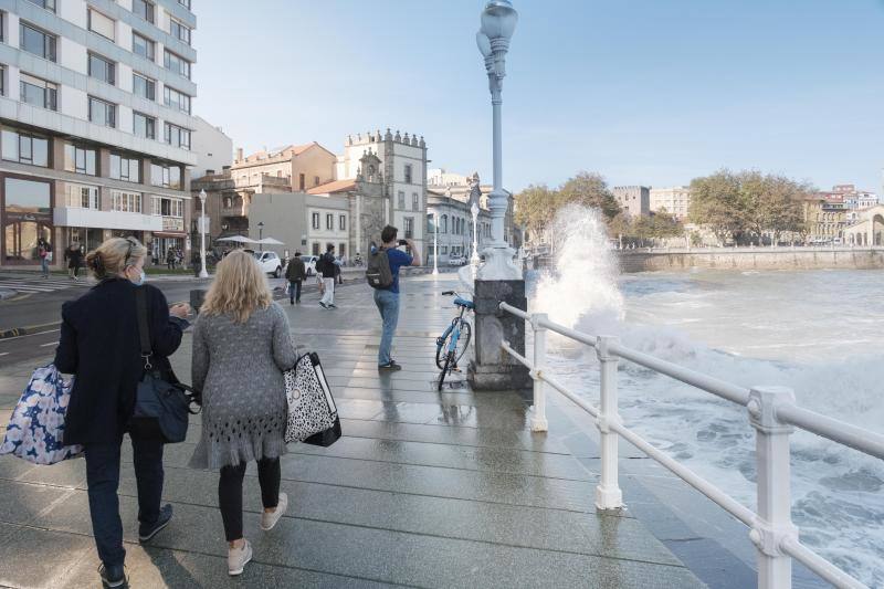 El fuerte oleaje registrado este jueves en Asturias levantó mucha expectación. Muchos curiosos se acercaron hasta la costa para comprobar olas de hasta siete metros. En algunos lugares del Principado llegaron a provocar daños en embarcaciones