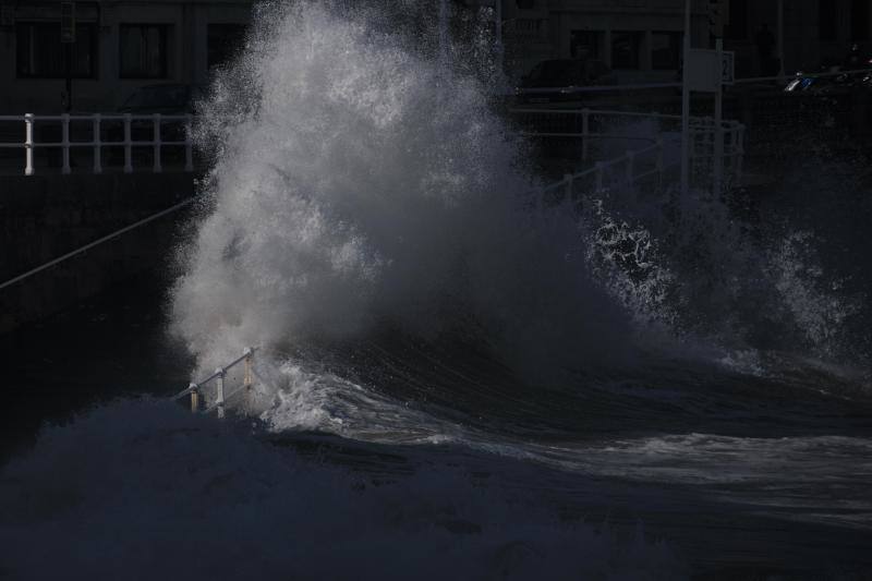 El fuerte oleaje registrado este jueves en Asturias levantó mucha expectación. Muchos curiosos se acercaron hasta la costa para comprobar olas de hasta siete metros. En algunos lugares del Principado llegaron a provocar daños en embarcaciones