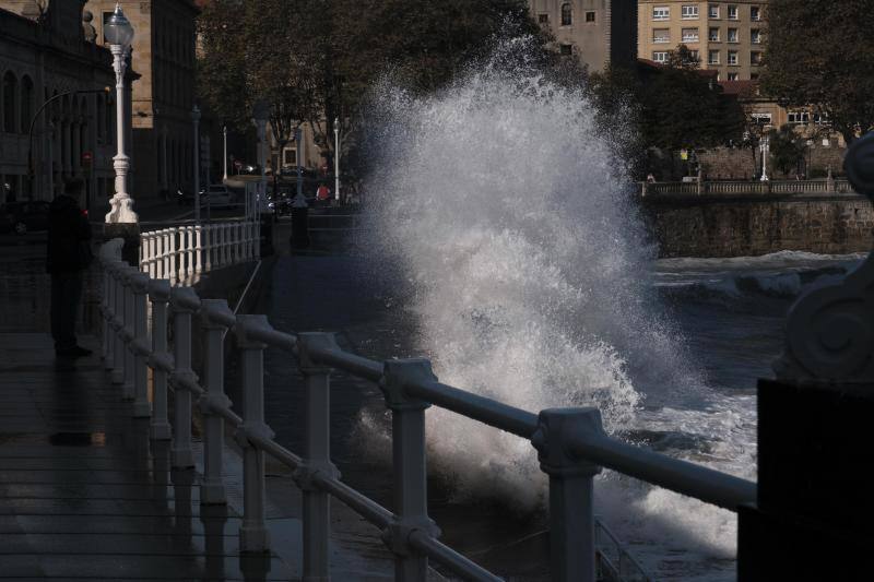 El fuerte oleaje registrado este jueves en Asturias levantó mucha expectación. Muchos curiosos se acercaron hasta la costa para comprobar olas de hasta siete metros. En algunos lugares del Principado llegaron a provocar daños en embarcaciones