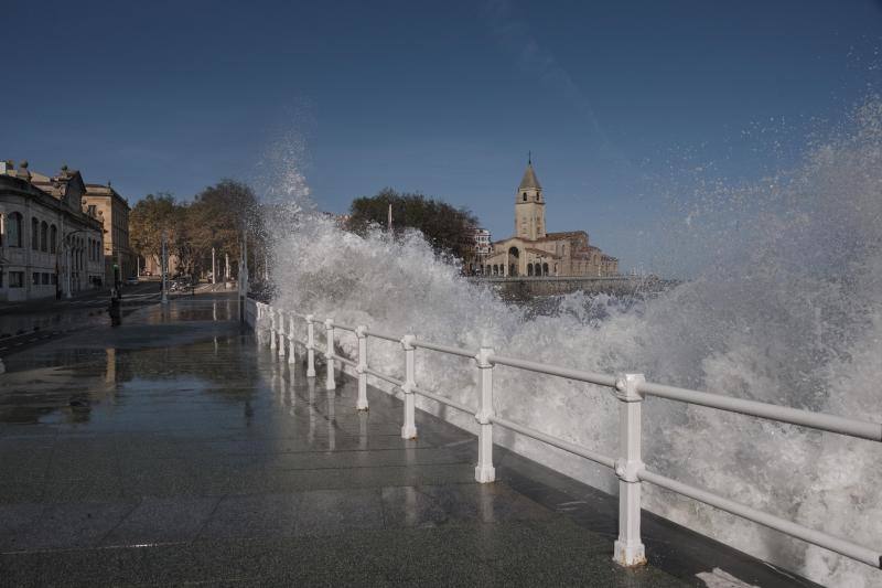 El fuerte oleaje registrado este jueves en Asturias levantó mucha expectación. Muchos curiosos se acercaron hasta la costa para comprobar olas de hasta siete metros. En algunos lugares del Principado llegaron a provocar daños en embarcaciones