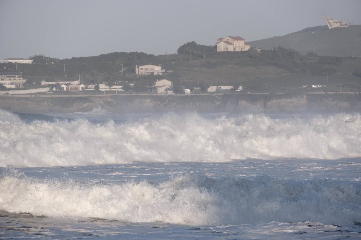El fuerte oleaje registrado este jueves en Asturias levantó mucha expectación. Muchos curiosos se acercaron hasta la costa para comprobar olas de hasta siete metros. En algunos lugares del Principado llegaron a provocar daños en embarcaciones