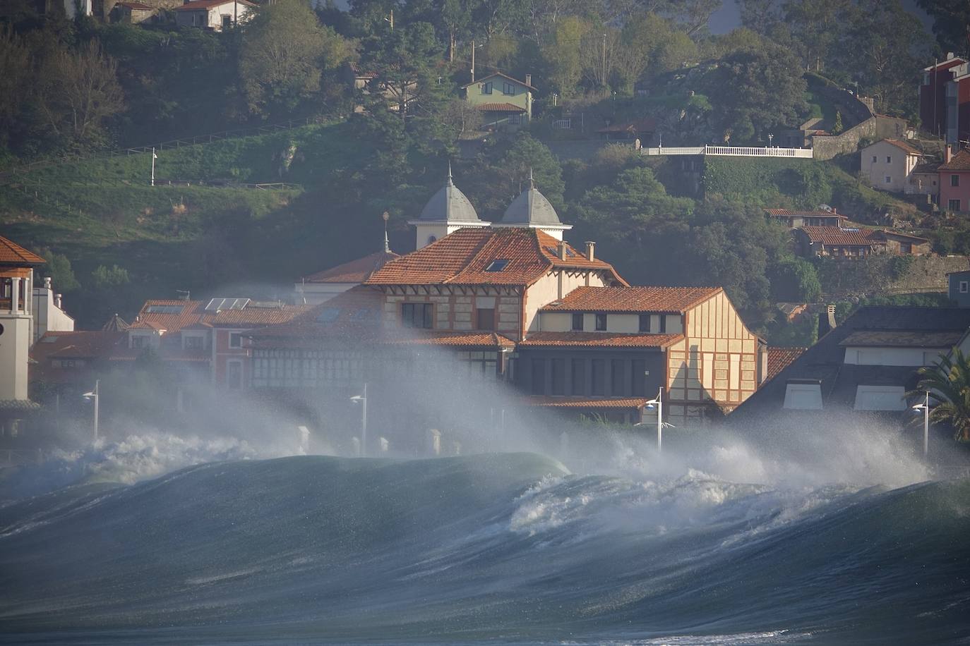 El fuerte oleaje registrado este jueves en Asturias levantó mucha expectación. Muchos curiosos se acercaron hasta la costa para comprobar olas de hasta siete metros. En algunos lugares del Principado llegaron a provocar daños en embarcaciones