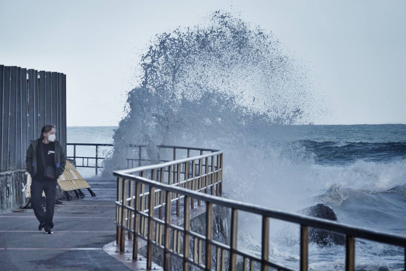 El fuerte oleaje registrado este jueves en Asturias levantó mucha expectación. Muchos curiosos se acercaron hasta la costa para comprobar olas de hasta siete metros. En algunos lugares del Principado llegaron a provocar daños en embarcaciones