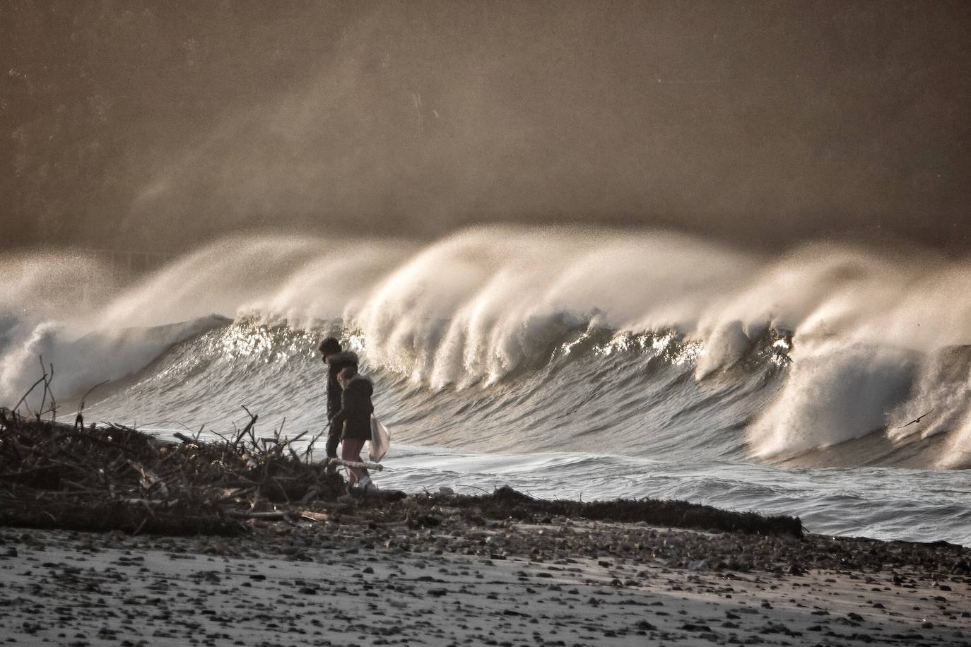 El fuerte oleaje registrado este jueves en Asturias levantó mucha expectación. Muchos curiosos se acercaron hasta la costa para comprobar olas de hasta siete metros. En algunos lugares del Principado llegaron a provocar daños en embarcaciones