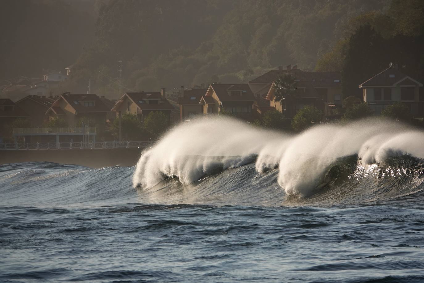 El fuerte oleaje registrado este jueves en Asturias levantó mucha expectación. Muchos curiosos se acercaron hasta la costa para comprobar olas de hasta siete metros. En algunos lugares del Principado llegaron a provocar daños en embarcaciones