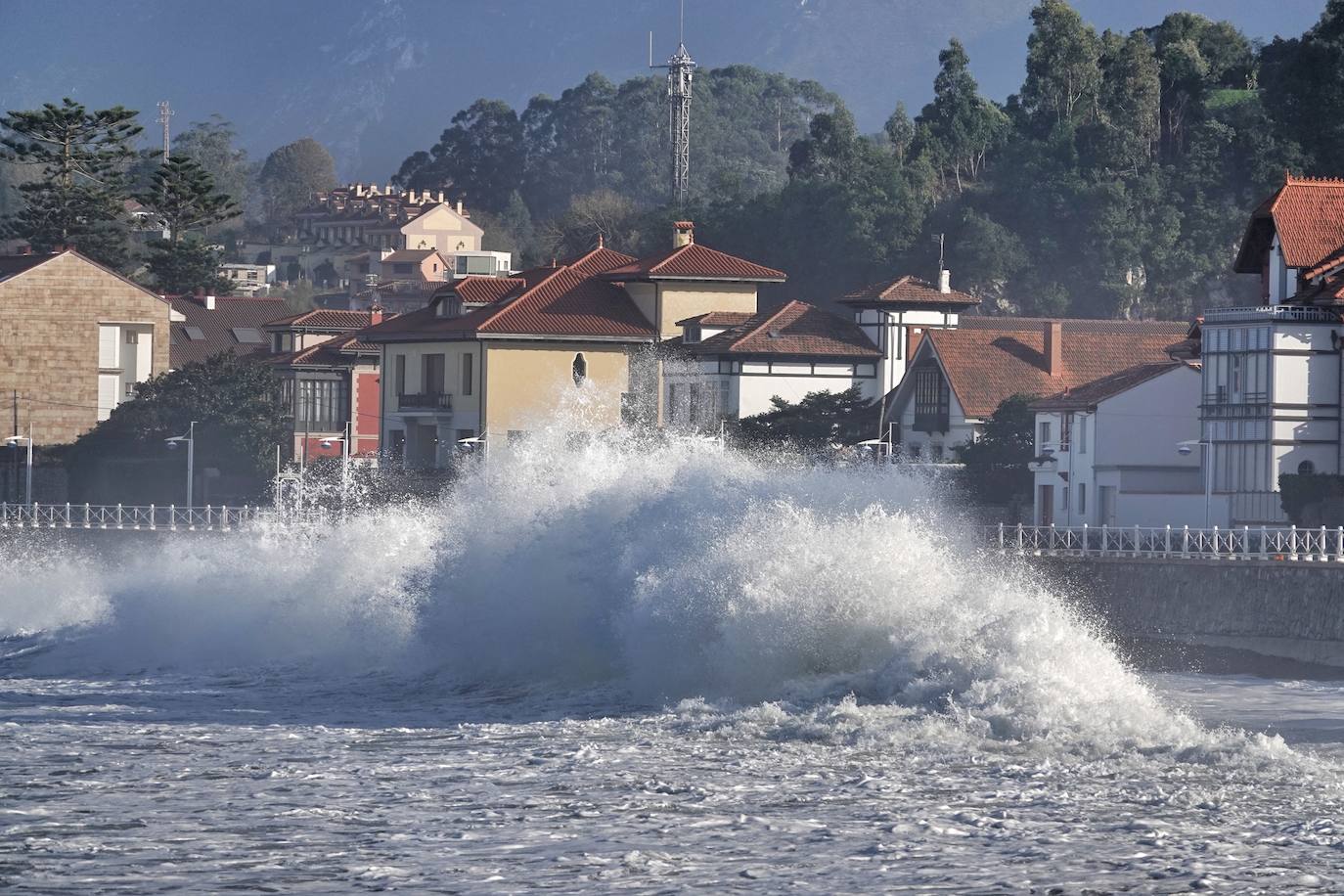 El fuerte oleaje registrado este jueves en Asturias levantó mucha expectación. Muchos curiosos se acercaron hasta la costa para comprobar olas de hasta siete metros. En algunos lugares del Principado llegaron a provocar daños en embarcaciones