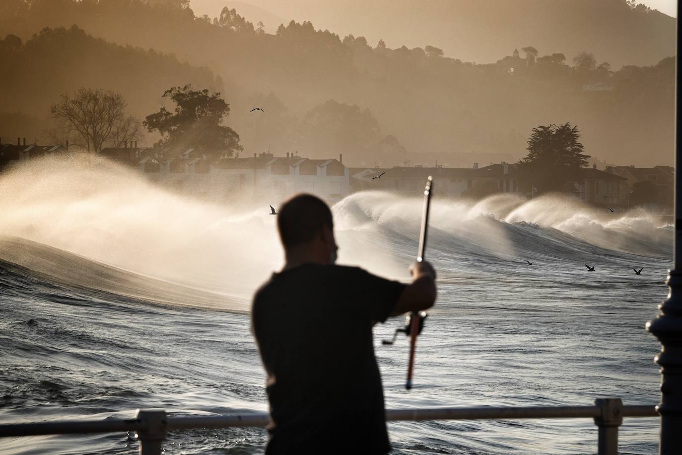 El fuerte oleaje registrado este jueves en Asturias levantó mucha expectación. Muchos curiosos se acercaron hasta la costa para comprobar olas de hasta siete metros. En algunos lugares del Principado llegaron a provocar daños en embarcaciones