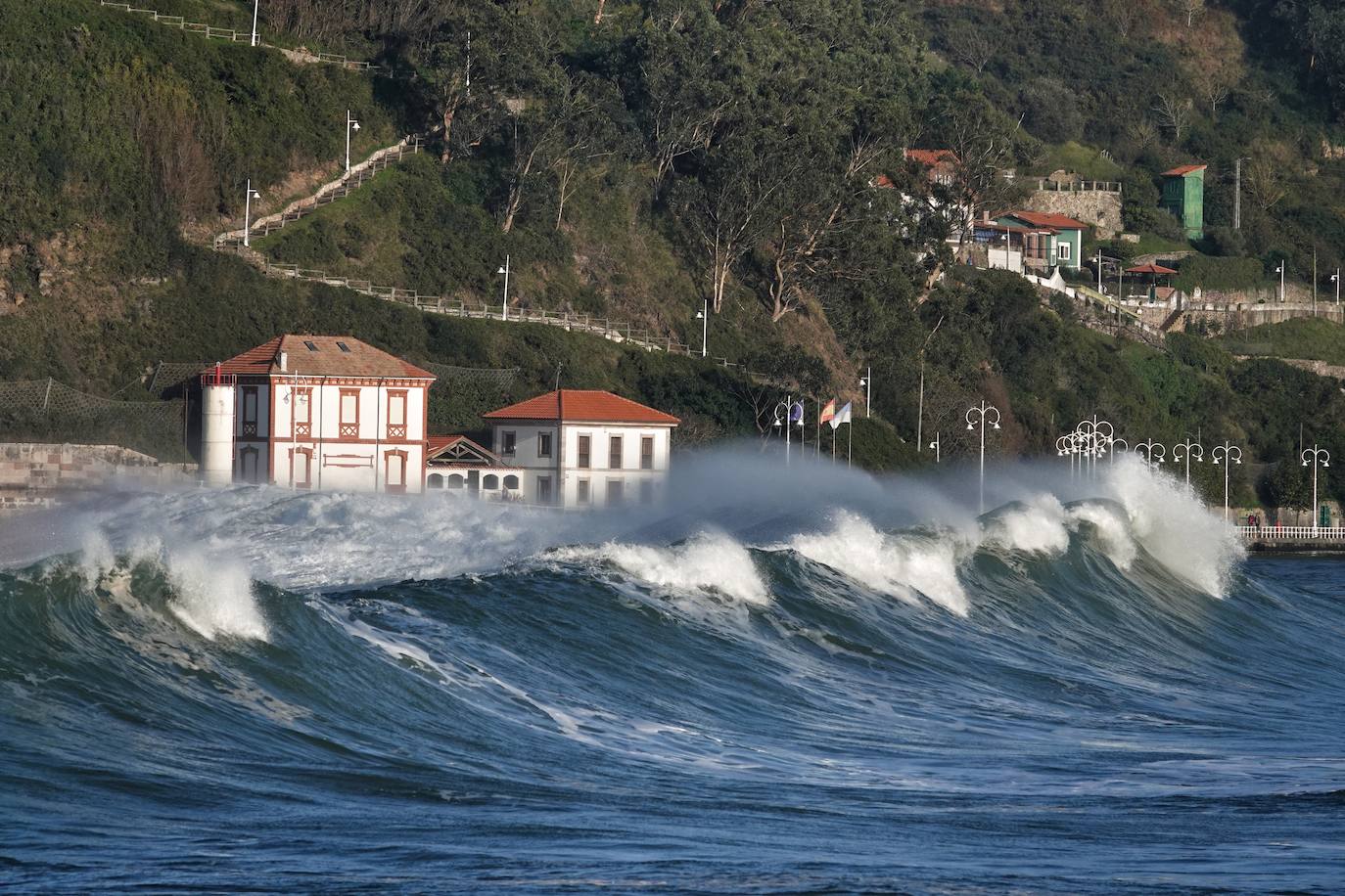 El fuerte oleaje registrado este jueves en Asturias levantó mucha expectación. Muchos curiosos se acercaron hasta la costa para comprobar olas de hasta siete metros. En algunos lugares del Principado llegaron a provocar daños en embarcaciones