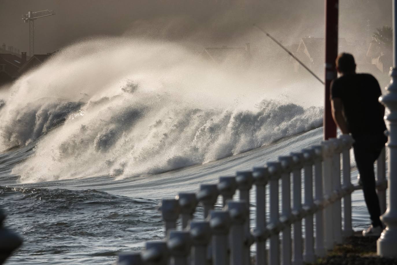 El fuerte oleaje registrado este jueves en Asturias levantó mucha expectación. Muchos curiosos se acercaron hasta la costa para comprobar olas de hasta siete metros. En algunos lugares del Principado llegaron a provocar daños en embarcaciones