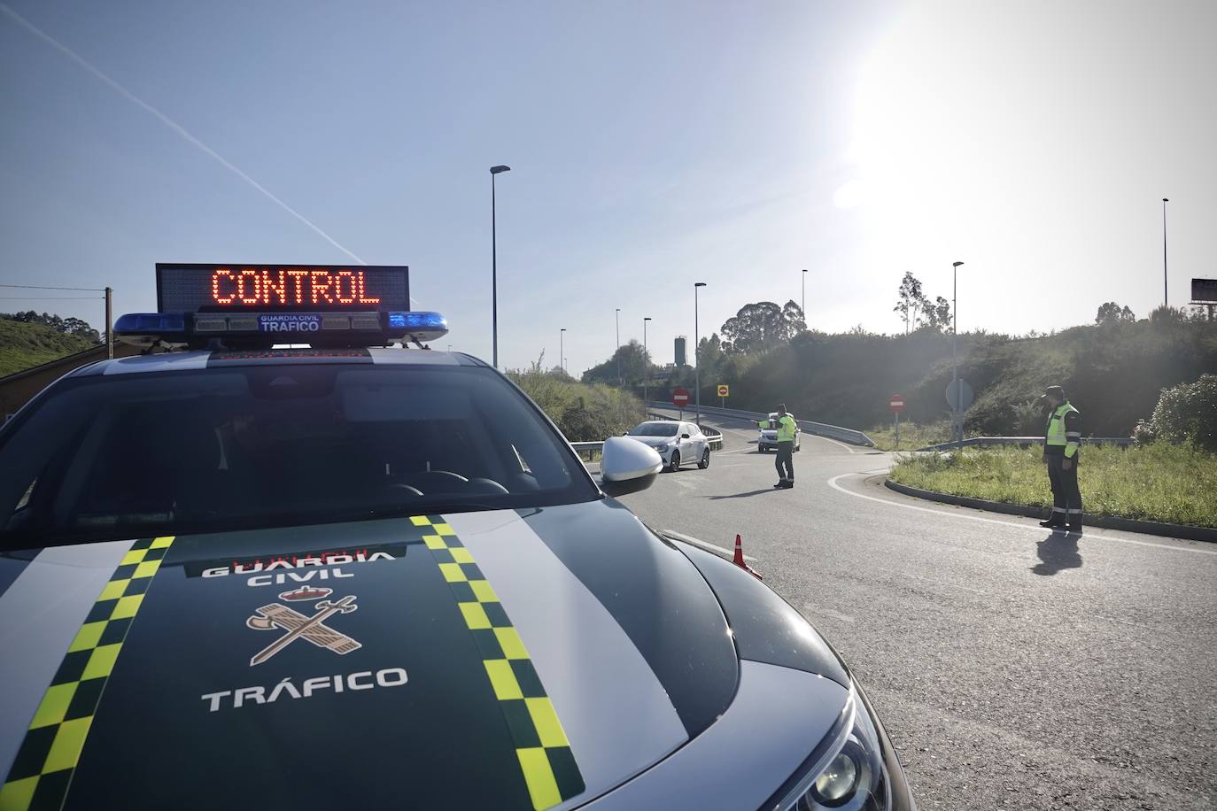 La Guardia Civil ha realizado controles de tráfico para asegurarse del cumplimiento del confinamiento perimetral decretado en el Principado de Asturias desde el pasado miércoles. 