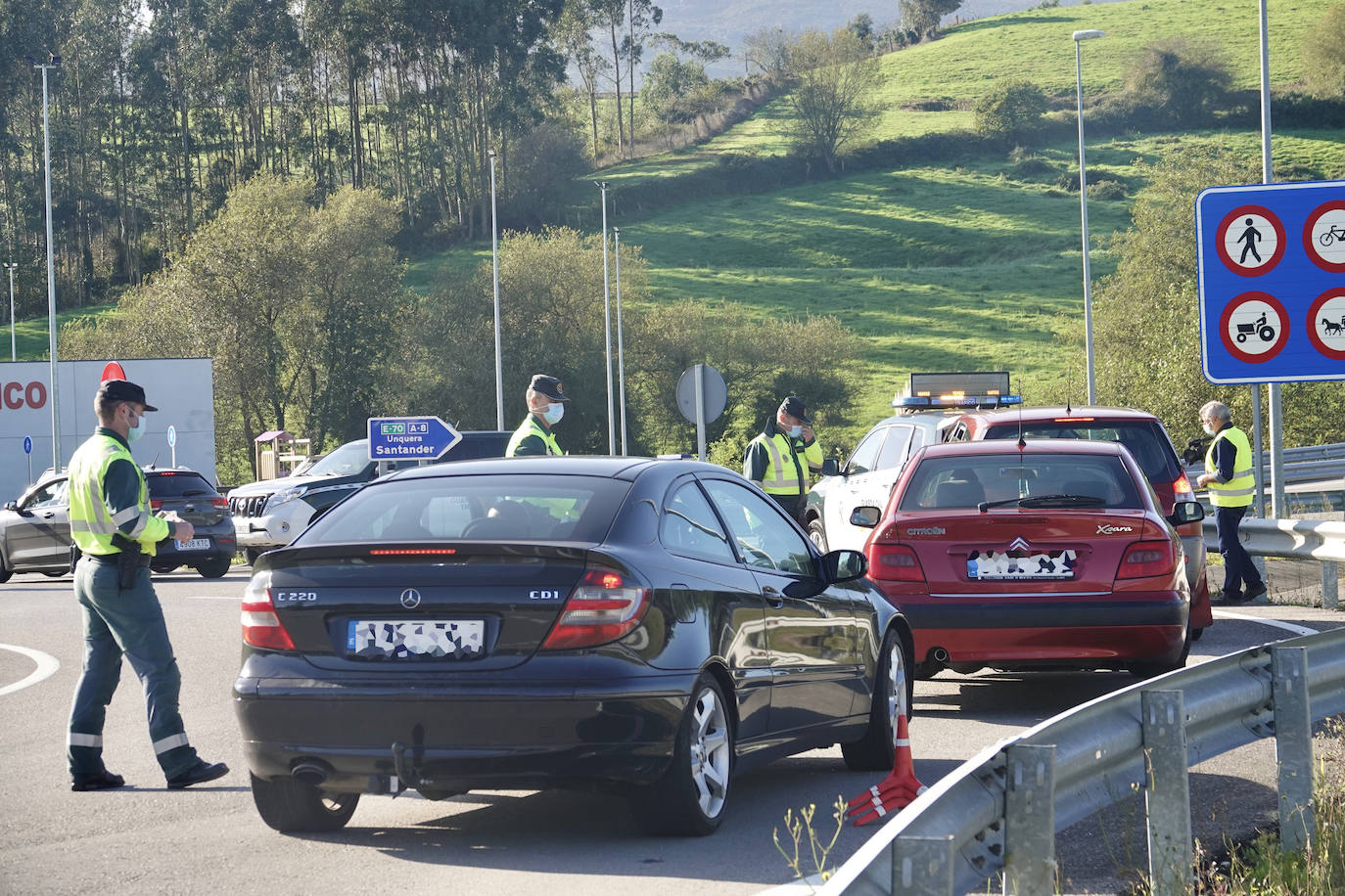 La Guardia Civil ha realizado controles de tráfico para asegurarse del cumplimiento del confinamiento perimetral decretado en el Principado de Asturias desde el pasado miércoles. 