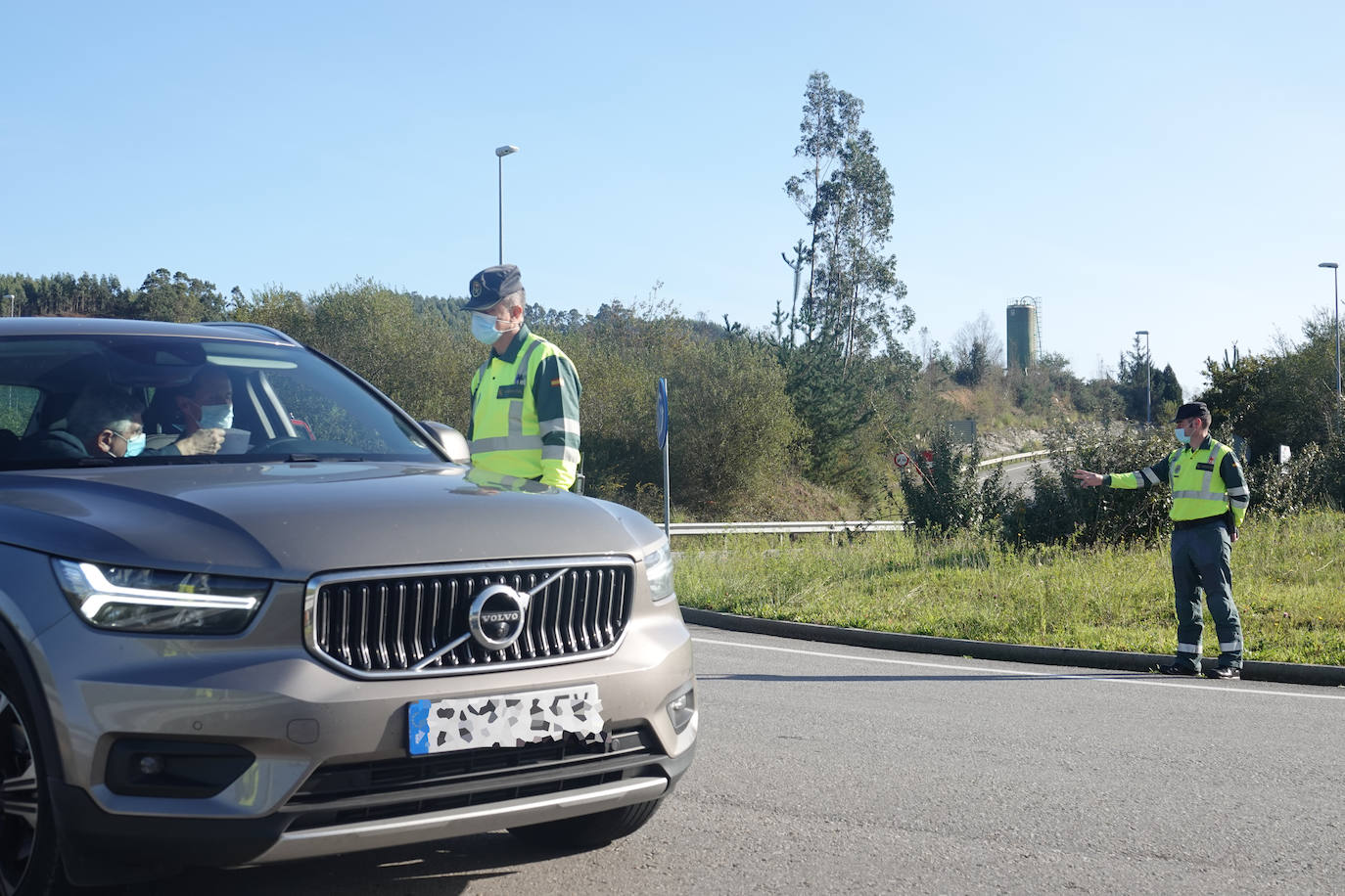 La Guardia Civil ha realizado controles de tráfico para asegurarse del cumplimiento del confinamiento perimetral decretado en el Principado de Asturias desde el pasado miércoles. 
