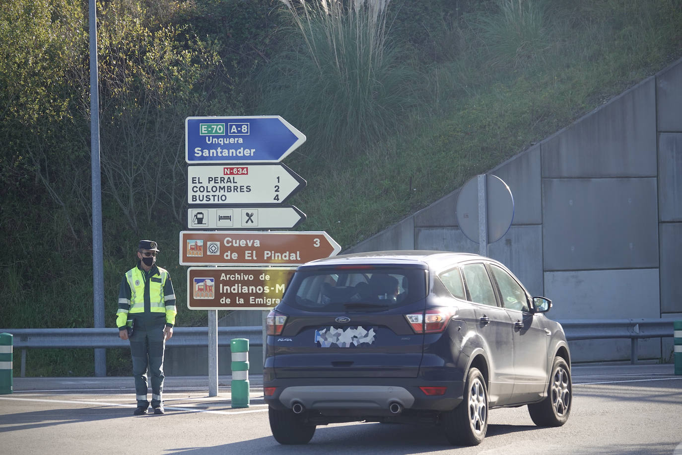 La Guardia Civil ha realizado controles de tráfico para asegurarse del cumplimiento del confinamiento perimetral decretado en el Principado de Asturias desde el pasado miércoles. 