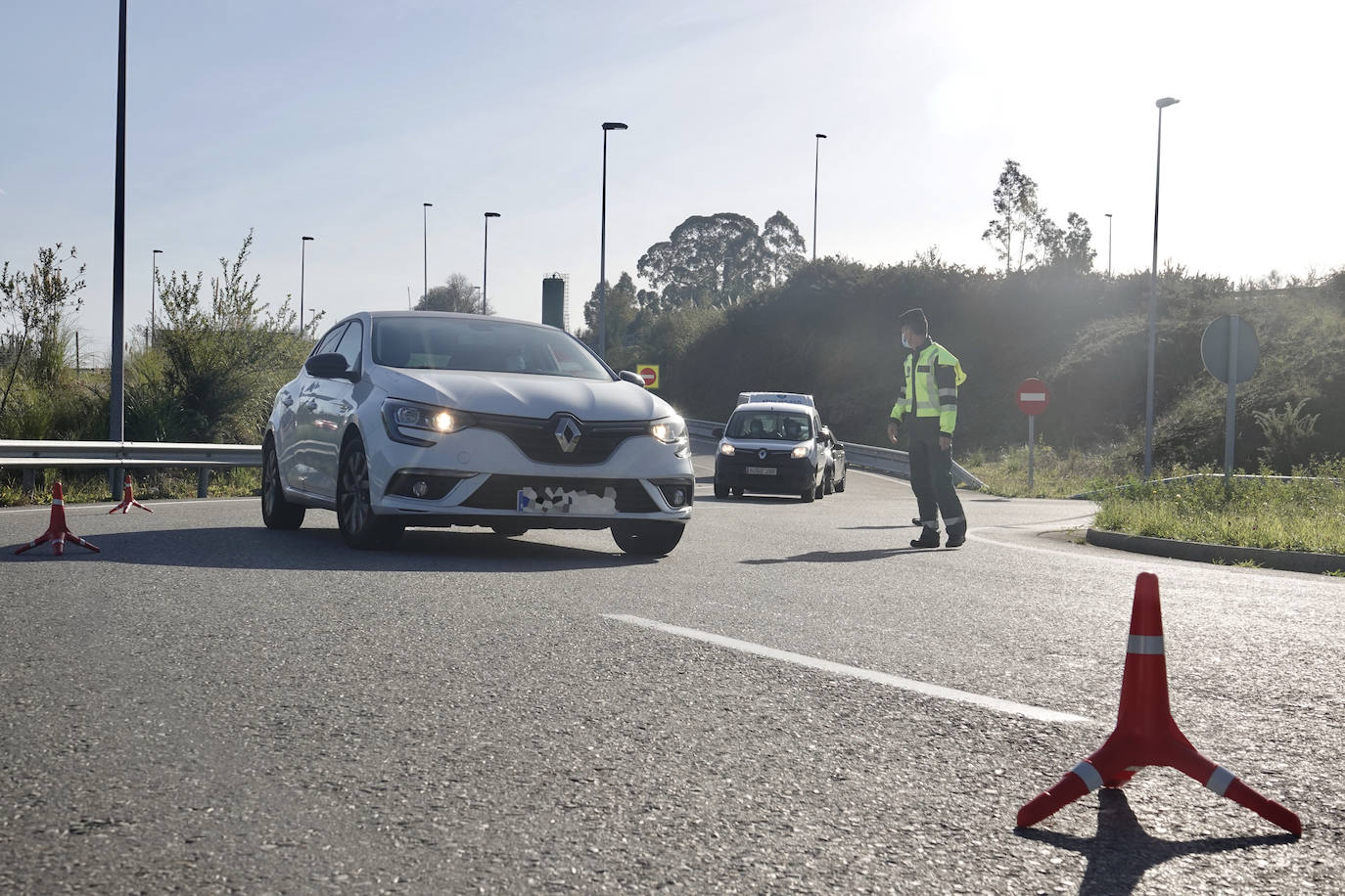 La Guardia Civil ha realizado controles de tráfico para asegurarse del cumplimiento del confinamiento perimetral decretado en el Principado de Asturias desde el pasado miércoles. 