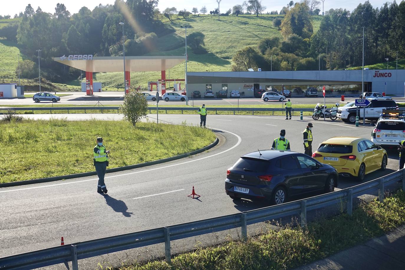 La Guardia Civil ha realizado controles de tráfico para asegurarse del cumplimiento del confinamiento perimetral decretado en el Principado de Asturias desde el pasado miércoles. 