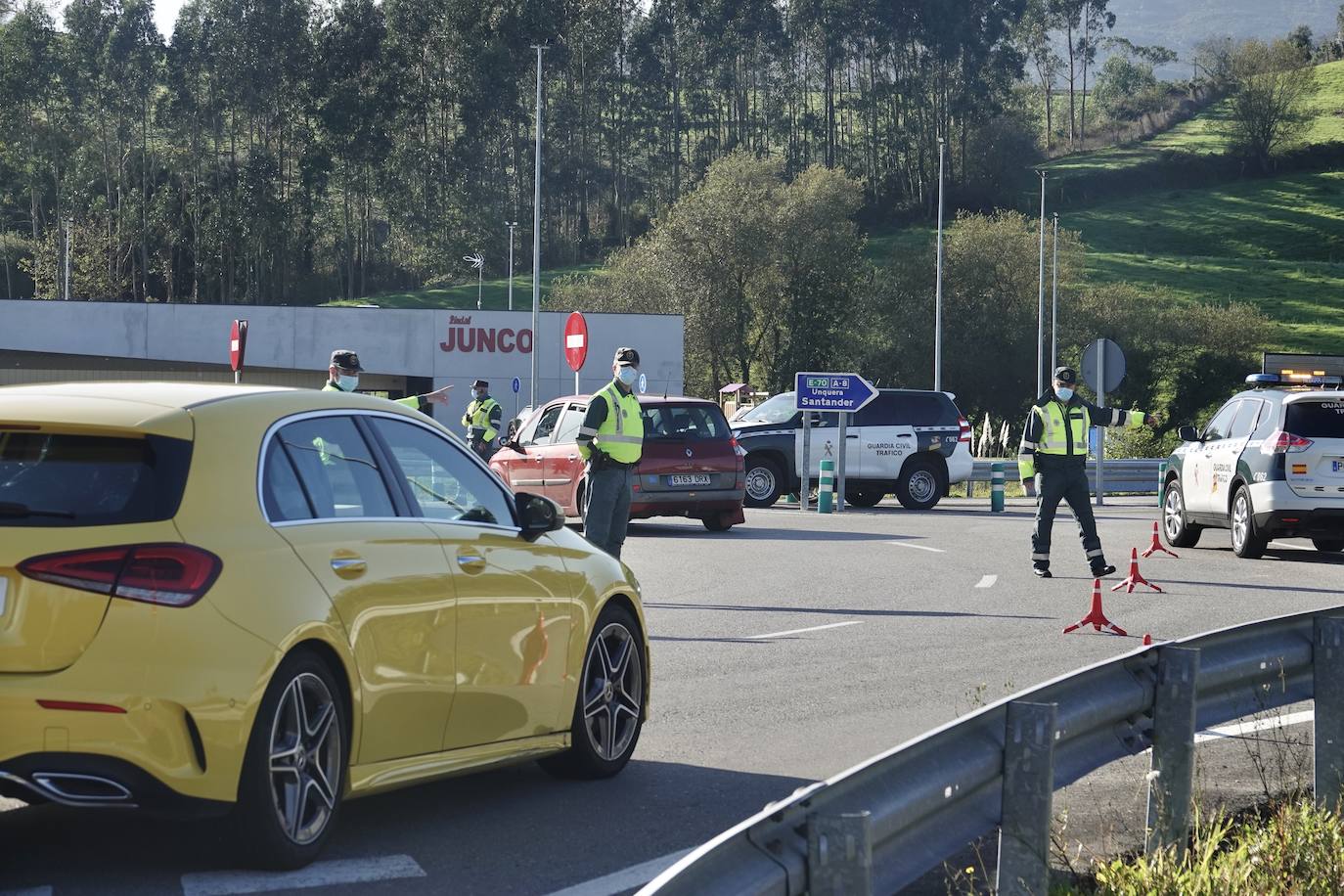 La Guardia Civil ha realizado controles de tráfico para asegurarse del cumplimiento del confinamiento perimetral decretado en el Principado de Asturias desde el pasado miércoles. 