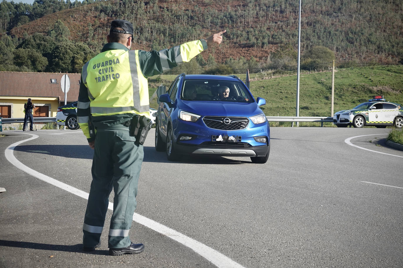 La Guardia Civil ha realizado controles de tráfico para asegurarse del cumplimiento del confinamiento perimetral decretado en el Principado de Asturias desde el pasado miércoles. 