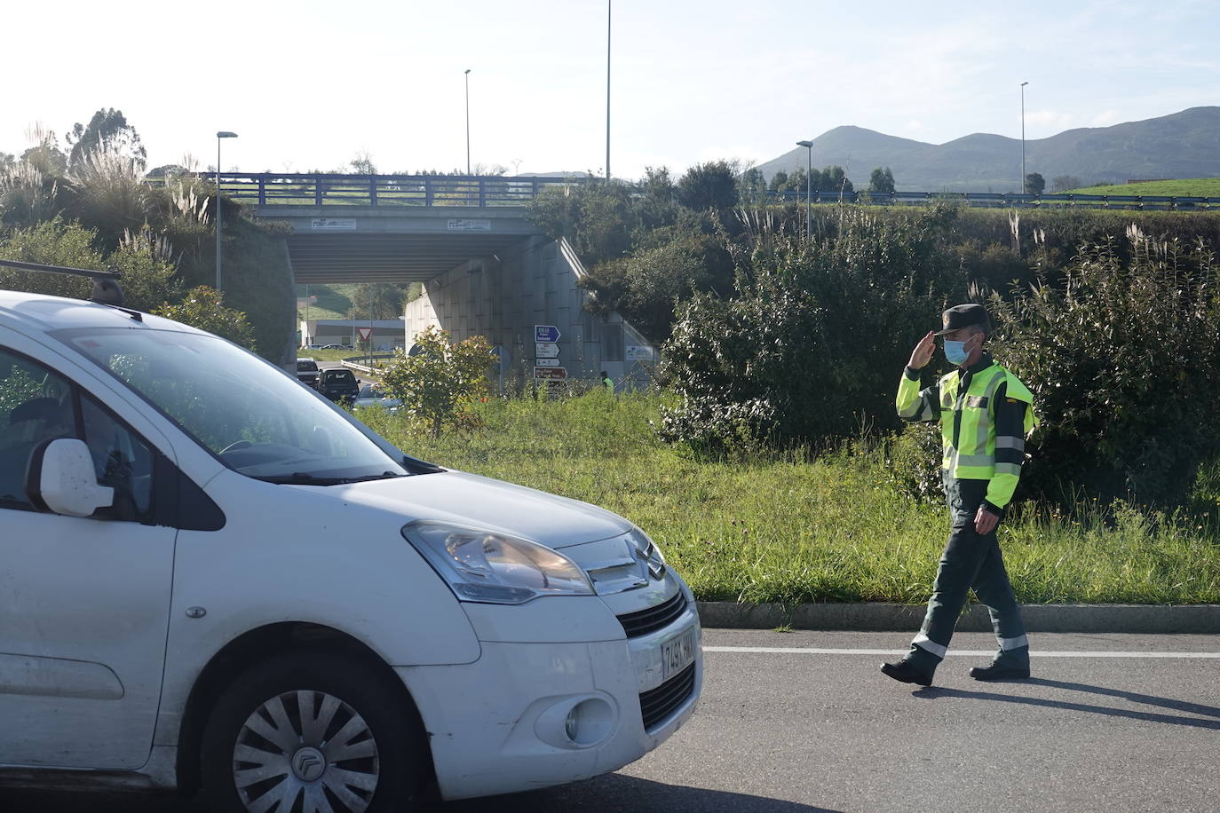 La Guardia Civil ha realizado controles de tráfico para asegurarse del cumplimiento del confinamiento perimetral decretado en el Principado de Asturias desde el pasado miércoles. 