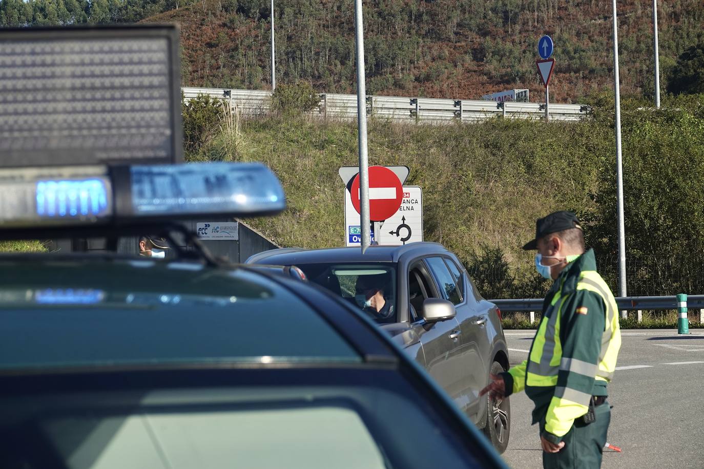 La Guardia Civil ha realizado controles de tráfico para asegurarse del cumplimiento del confinamiento perimetral decretado en el Principado de Asturias desde el pasado miércoles. 