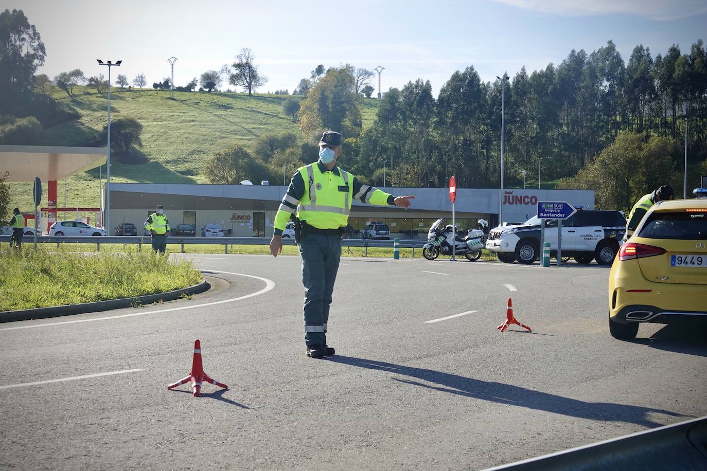 La Guardia Civil ha realizado controles de tráfico para asegurarse del cumplimiento del confinamiento perimetral decretado en el Principado de Asturias desde el pasado miércoles. 