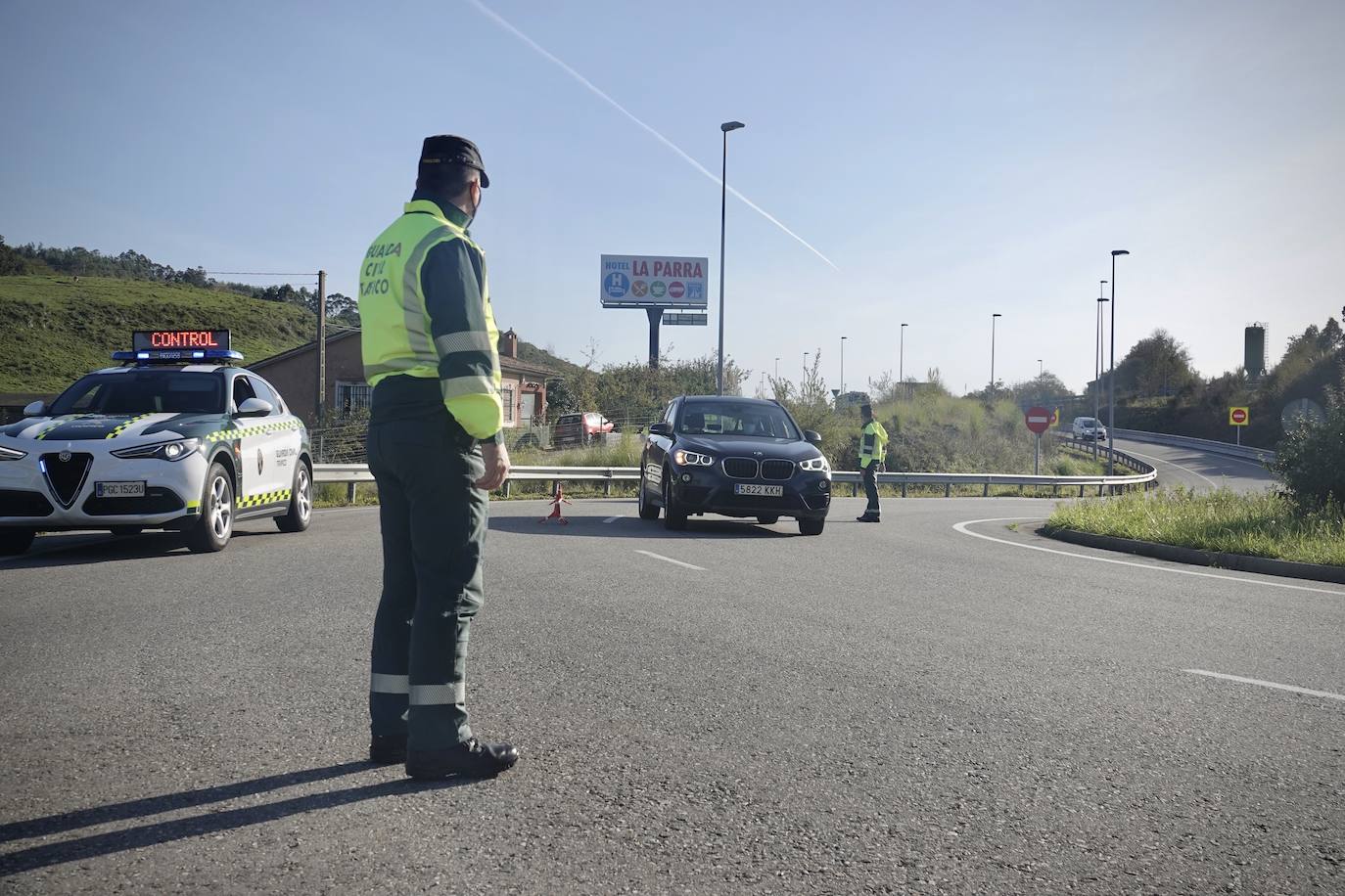 La Guardia Civil ha realizado controles de tráfico para asegurarse del cumplimiento del confinamiento perimetral decretado en el Principado de Asturias desde el pasado miércoles. 