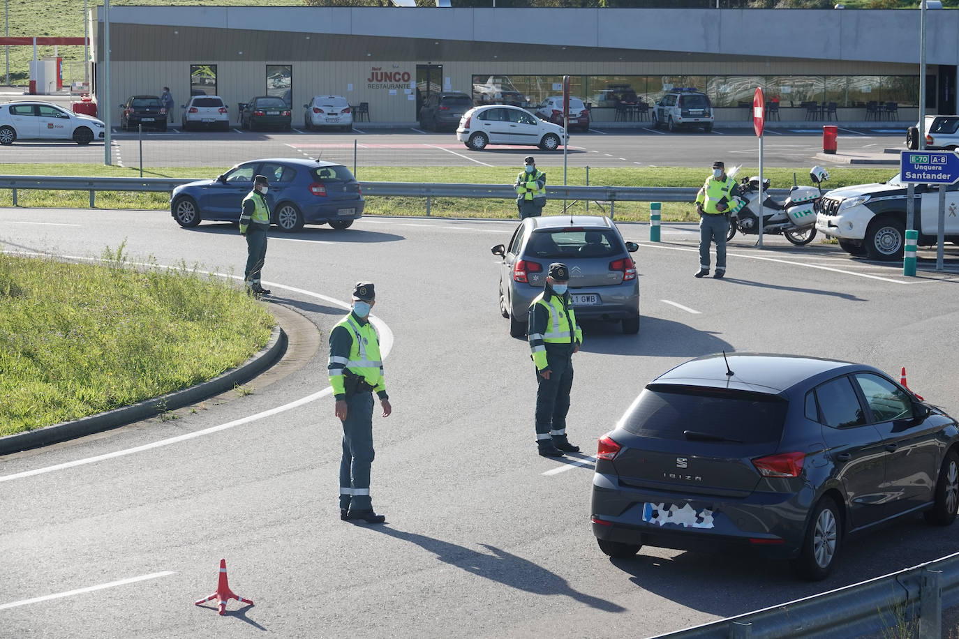La Guardia Civil ha realizado controles de tráfico para asegurarse del cumplimiento del confinamiento perimetral decretado en el Principado de Asturias desde el pasado miércoles. 