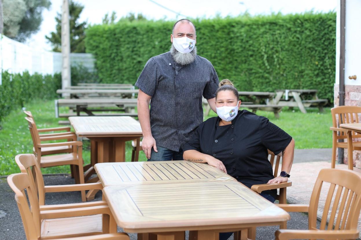 Iñaki Loinaz y Carol Santiago, en su establecimiento. 