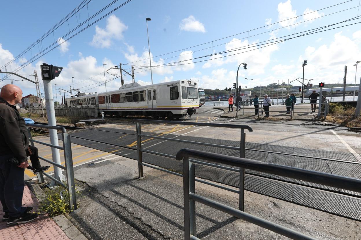 Trazado ferroviario en la calle de El Muelle. 