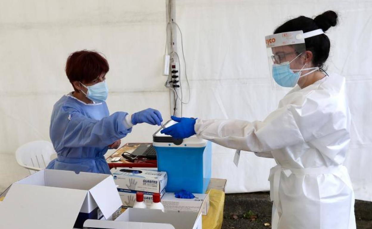 Personal sanitario en un autocovid de Gijón.