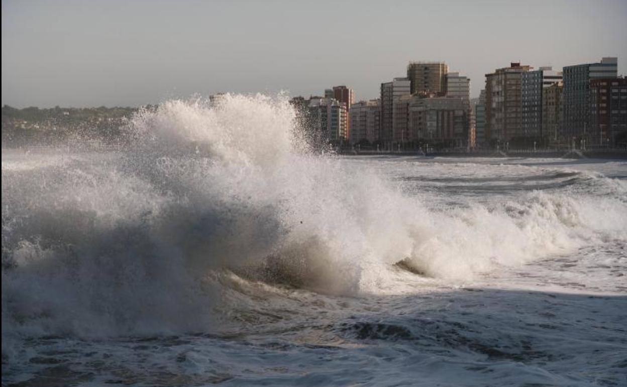 Reguero de daños por el fuerte oleaje