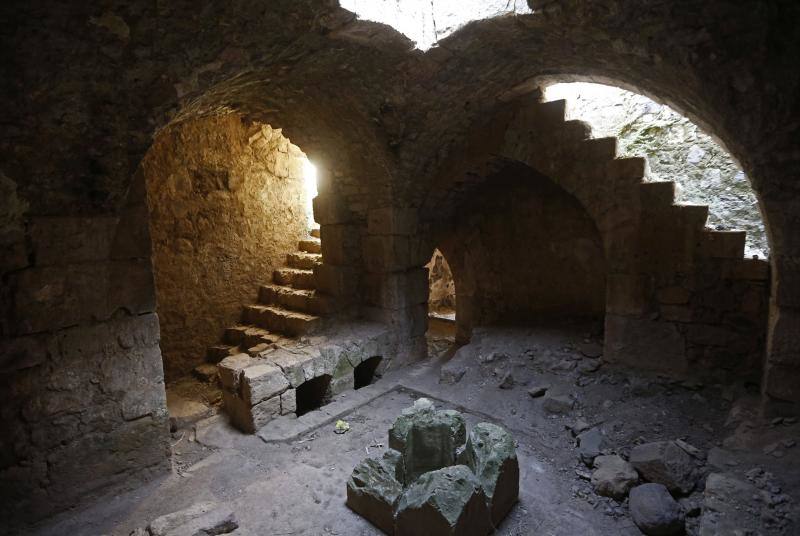 El castillo medieval cruzado Krak des Chevaliers (traducido como Crac de los Caballeros), ubicado en lo alto de una colina en lo que hoy es la provincia de Homs en la actual Siria, fue construido por la orden militar católica medieval de los Caballeros de San Juan, que lo mantuvo entre 1142 y 1271. Muchos siglos más tarde, después de que estallara la guerra de Siria en 2011, la fortaleza se convirtió nuevamente en un campo de batalla, esta vez entre las fuerzas gubernamentales y los rebeldes. Esta fortificación fue incluida en la lista del Patrimonio de la Humanidad de la Unesco en el año 2006 y se trata de uno de los castillos medievales mejor conservados del mundo.