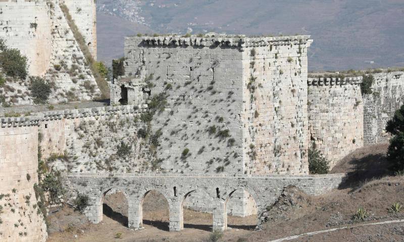 El castillo medieval cruzado Krak des Chevaliers (traducido como Crac de los Caballeros), ubicado en lo alto de una colina en lo que hoy es la provincia de Homs en la actual Siria, fue construido por la orden militar católica medieval de los Caballeros de San Juan, que lo mantuvo entre 1142 y 1271. Muchos siglos más tarde, después de que estallara la guerra de Siria en 2011, la fortaleza se convirtió nuevamente en un campo de batalla, esta vez entre las fuerzas gubernamentales y los rebeldes. Esta fortificación fue incluida en la lista del Patrimonio de la Humanidad de la Unesco en el año 2006 y se trata de uno de los castillos medievales mejor conservados del mundo.