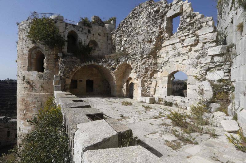 El castillo medieval cruzado Krak des Chevaliers (traducido como Crac de los Caballeros), ubicado en lo alto de una colina en lo que hoy es la provincia de Homs en la actual Siria, fue construido por la orden militar católica medieval de los Caballeros de San Juan, que lo mantuvo entre 1142 y 1271. Muchos siglos más tarde, después de que estallara la guerra de Siria en 2011, la fortaleza se convirtió nuevamente en un campo de batalla, esta vez entre las fuerzas gubernamentales y los rebeldes. Esta fortificación fue incluida en la lista del Patrimonio de la Humanidad de la Unesco en el año 2006 y se trata de uno de los castillos medievales mejor conservados del mundo.
