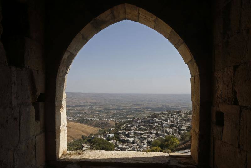 El castillo medieval cruzado Krak des Chevaliers (traducido como Crac de los Caballeros), ubicado en lo alto de una colina en lo que hoy es la provincia de Homs en la actual Siria, fue construido por la orden militar católica medieval de los Caballeros de San Juan, que lo mantuvo entre 1142 y 1271. Muchos siglos más tarde, después de que estallara la guerra de Siria en 2011, la fortaleza se convirtió nuevamente en un campo de batalla, esta vez entre las fuerzas gubernamentales y los rebeldes. Esta fortificación fue incluida en la lista del Patrimonio de la Humanidad de la Unesco en el año 2006 y se trata de uno de los castillos medievales mejor conservados del mundo.