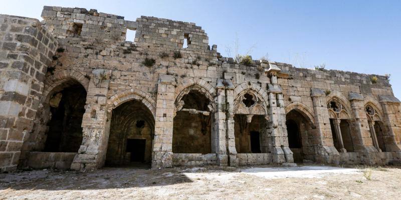 El castillo medieval cruzado Krak des Chevaliers (traducido como Crac de los Caballeros), ubicado en lo alto de una colina en lo que hoy es la provincia de Homs en la actual Siria, fue construido por la orden militar católica medieval de los Caballeros de San Juan, que lo mantuvo entre 1142 y 1271. Muchos siglos más tarde, después de que estallara la guerra de Siria en 2011, la fortaleza se convirtió nuevamente en un campo de batalla, esta vez entre las fuerzas gubernamentales y los rebeldes. Esta fortificación fue incluida en la lista del Patrimonio de la Humanidad de la Unesco en el año 2006 y se trata de uno de los castillos medievales mejor conservados del mundo.