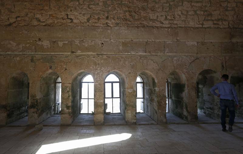 El castillo medieval cruzado Krak des Chevaliers (traducido como Crac de los Caballeros), ubicado en lo alto de una colina en lo que hoy es la provincia de Homs en la actual Siria, fue construido por la orden militar católica medieval de los Caballeros de San Juan, que lo mantuvo entre 1142 y 1271. Muchos siglos más tarde, después de que estallara la guerra de Siria en 2011, la fortaleza se convirtió nuevamente en un campo de batalla, esta vez entre las fuerzas gubernamentales y los rebeldes. Esta fortificación fue incluida en la lista del Patrimonio de la Humanidad de la Unesco en el año 2006 y se trata de uno de los castillos medievales mejor conservados del mundo.